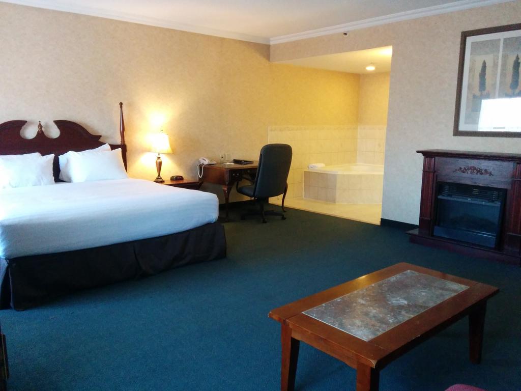Days Inn By Wyndham Toronto East Lakeview Екстериор снимка