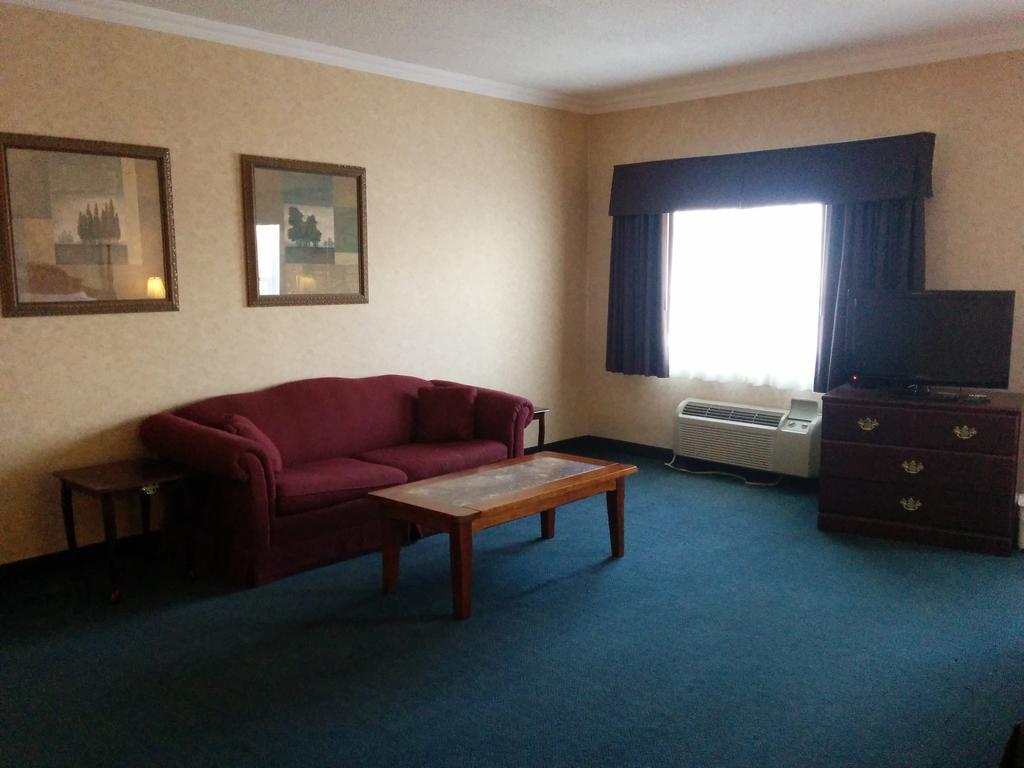 Days Inn By Wyndham Toronto East Lakeview Екстериор снимка