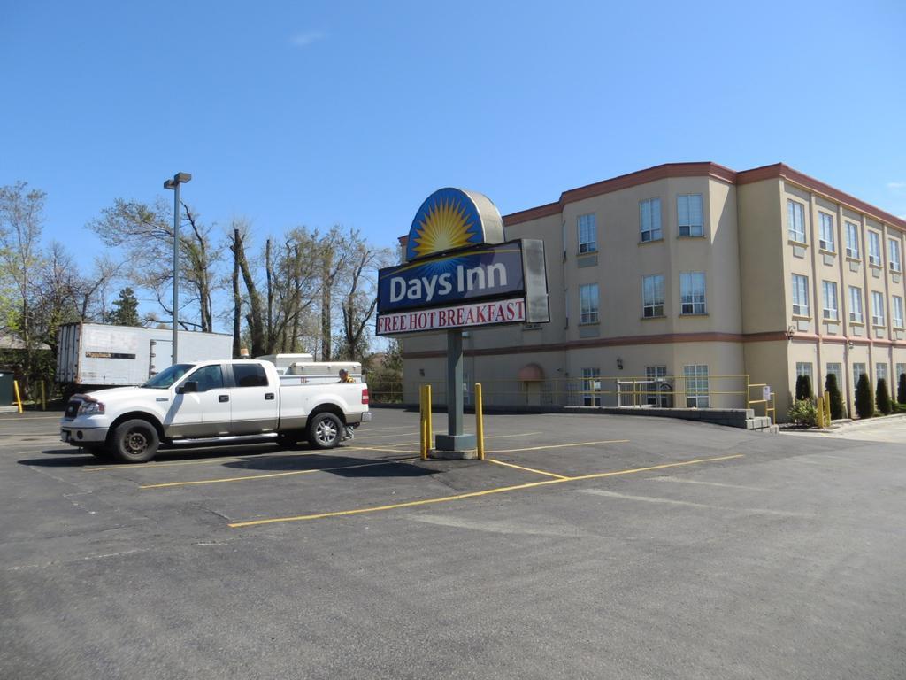 Days Inn By Wyndham Toronto East Lakeview Екстериор снимка