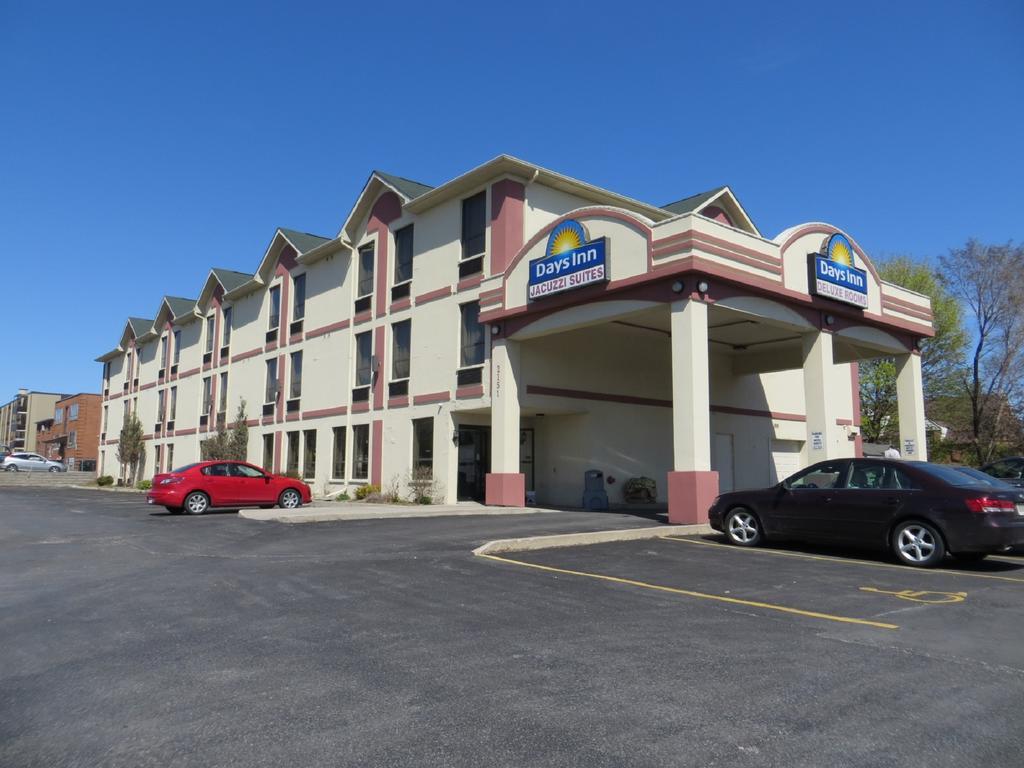 Days Inn By Wyndham Toronto East Lakeview Екстериор снимка