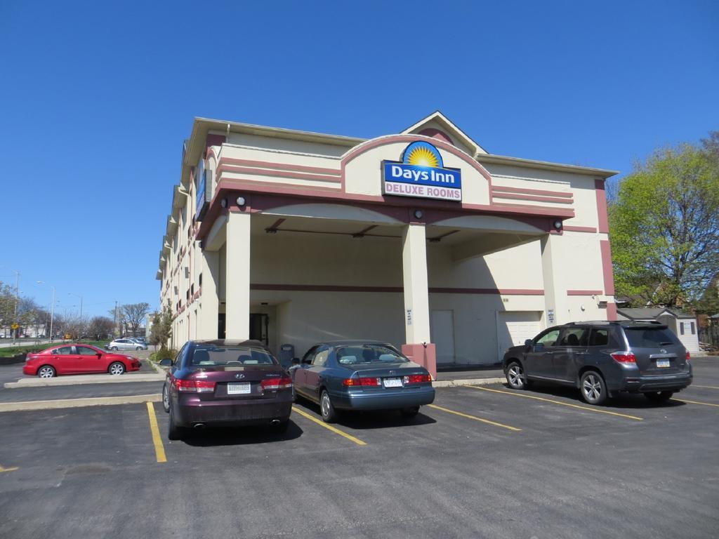 Days Inn By Wyndham Toronto East Lakeview Екстериор снимка