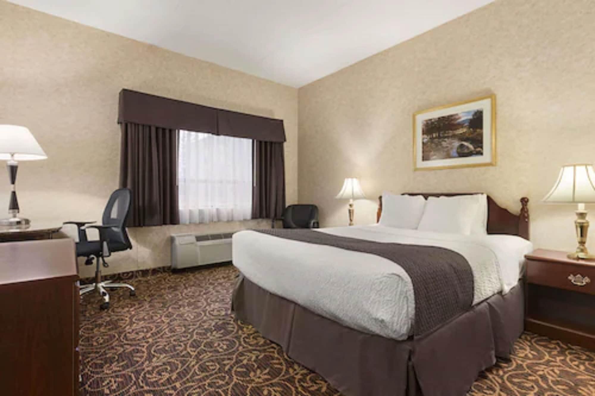 Days Inn By Wyndham Toronto East Lakeview Екстериор снимка
