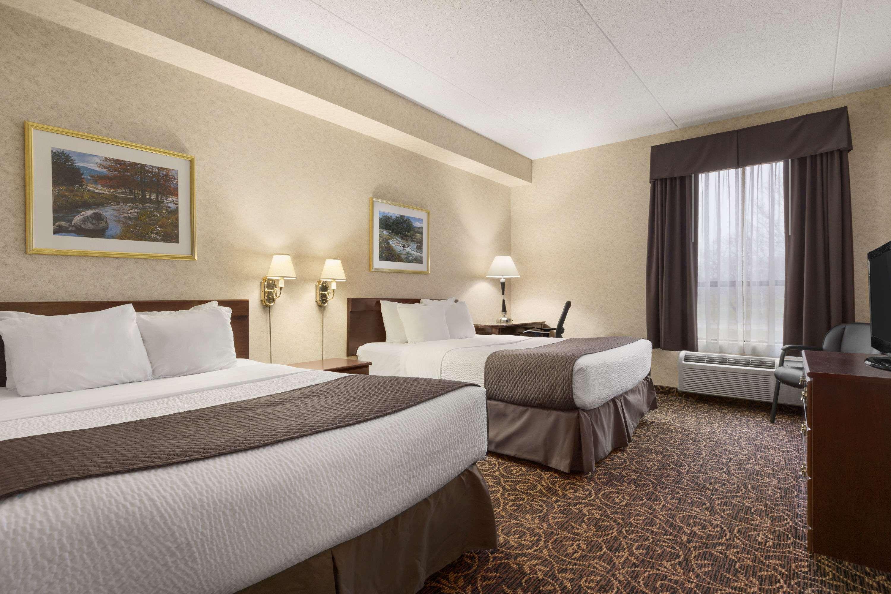 Days Inn By Wyndham Toronto East Lakeview Екстериор снимка