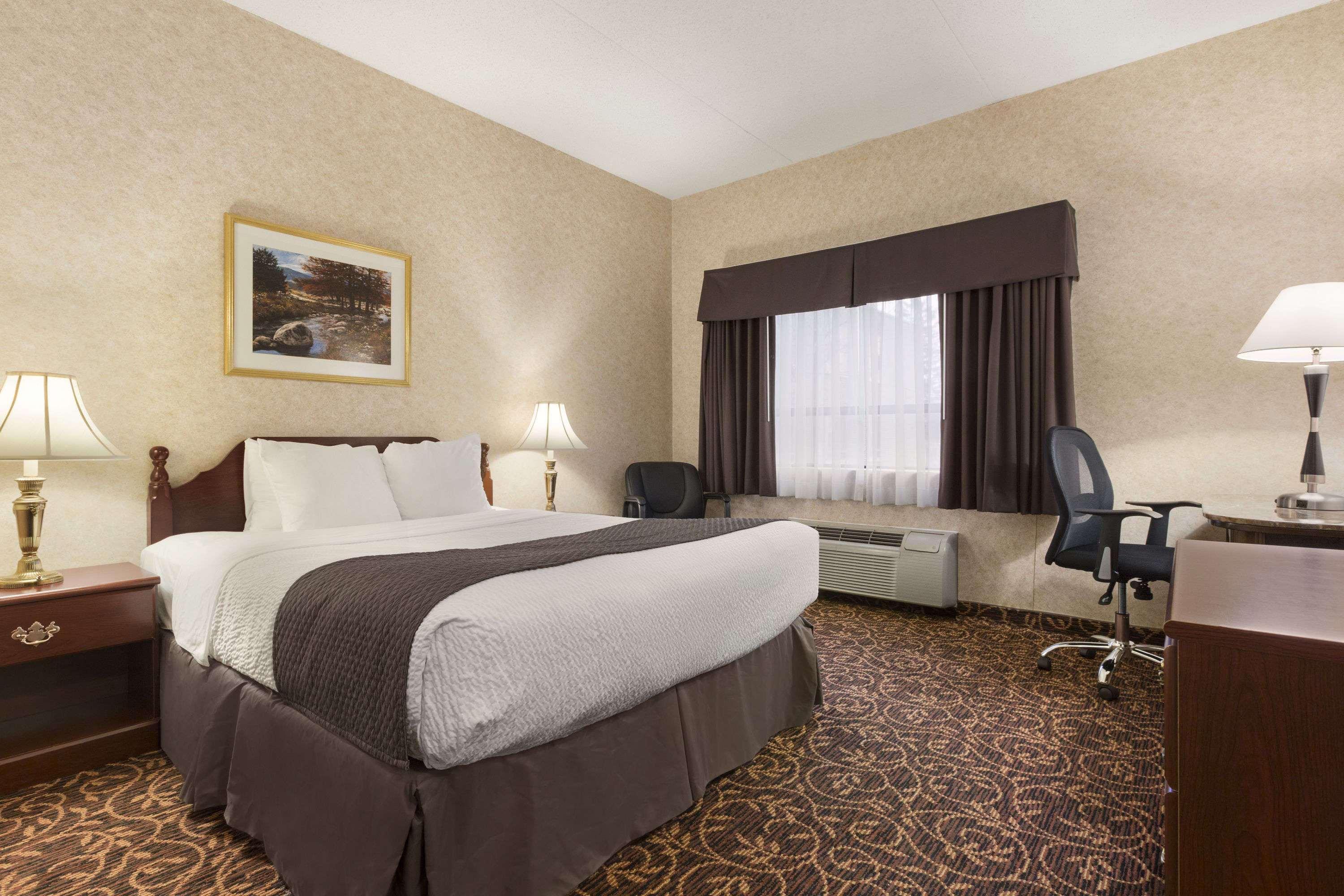 Days Inn By Wyndham Toronto East Lakeview Екстериор снимка