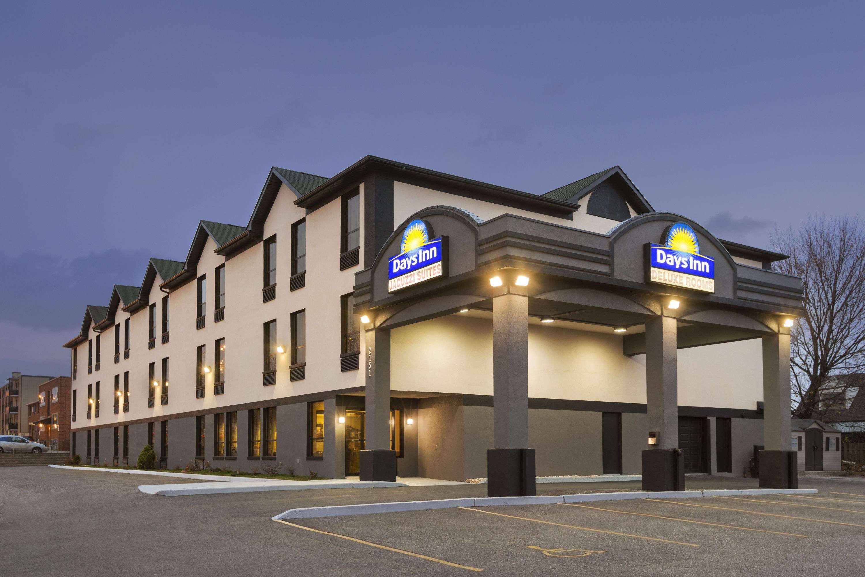 Days Inn By Wyndham Toronto East Lakeview Екстериор снимка