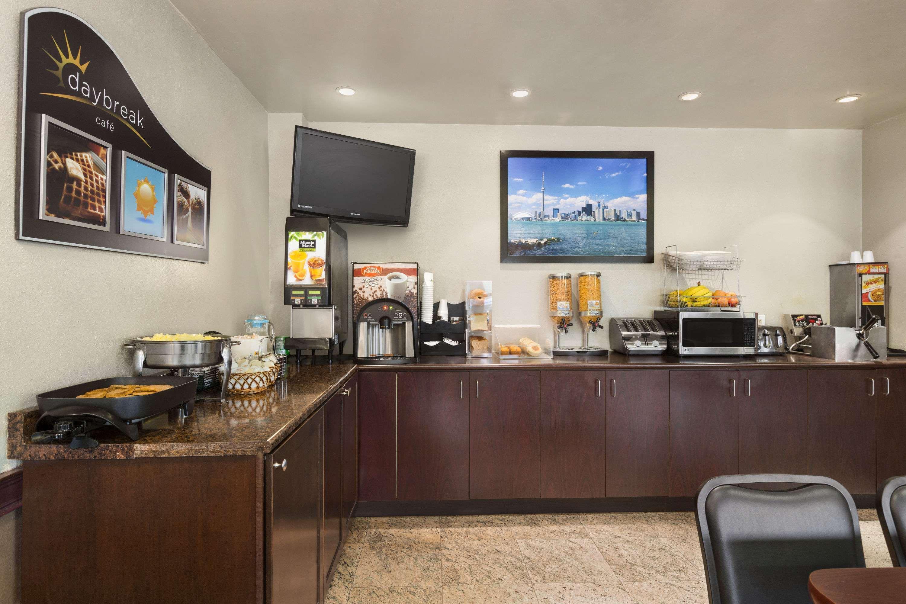 Days Inn By Wyndham Toronto East Lakeview Екстериор снимка