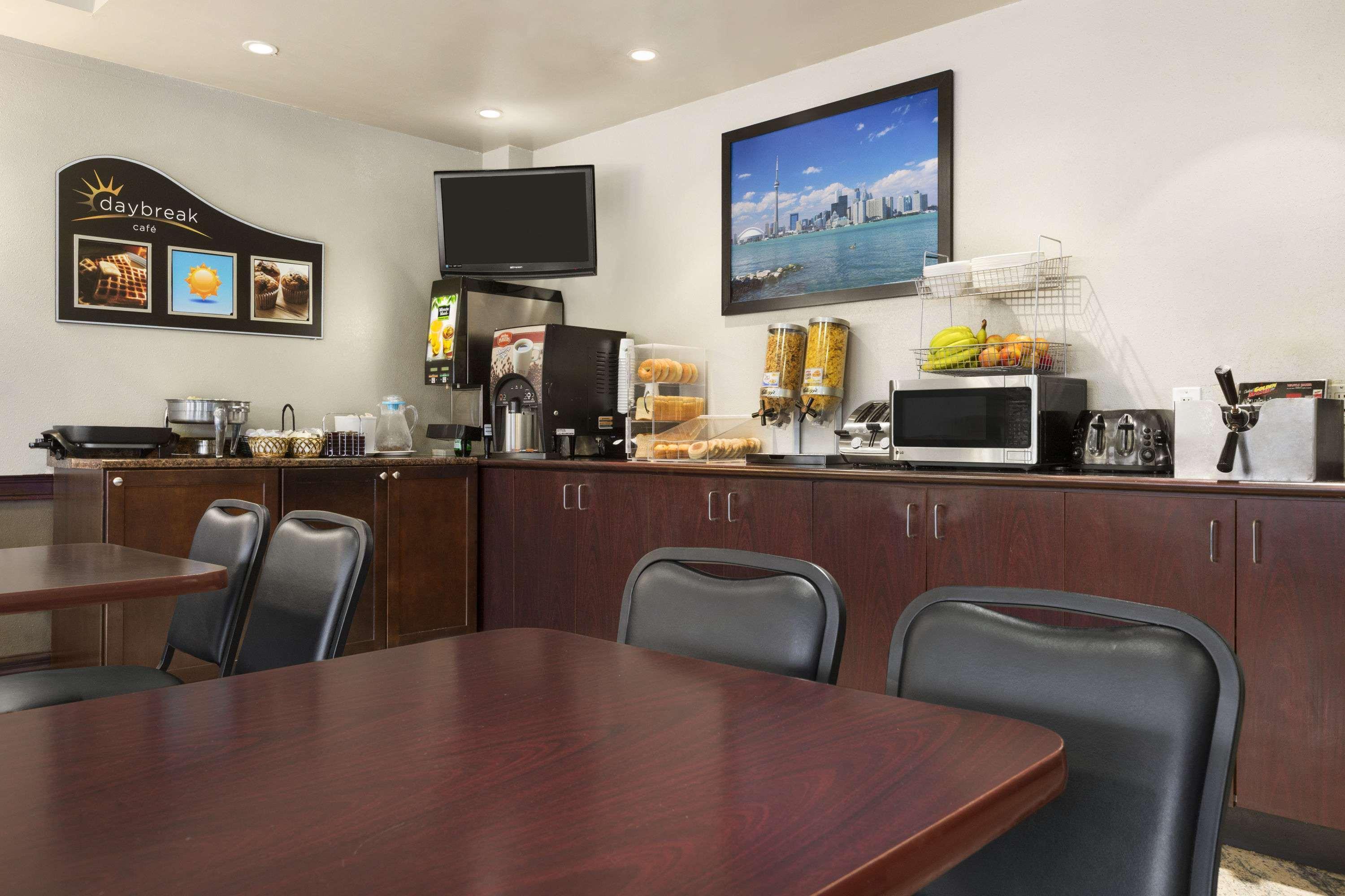 Days Inn By Wyndham Toronto East Lakeview Екстериор снимка