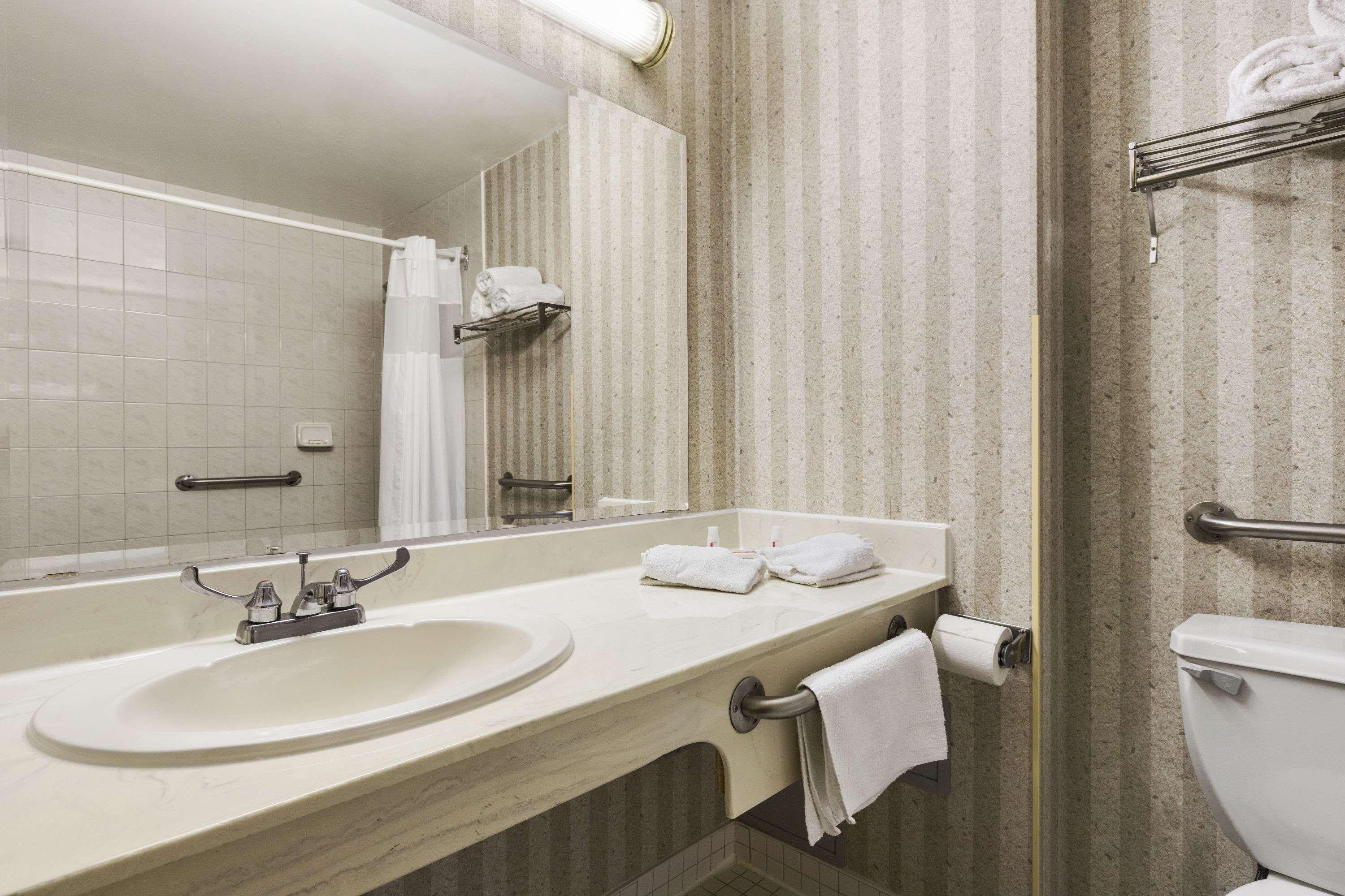 Days Inn By Wyndham Toronto East Lakeview Екстериор снимка