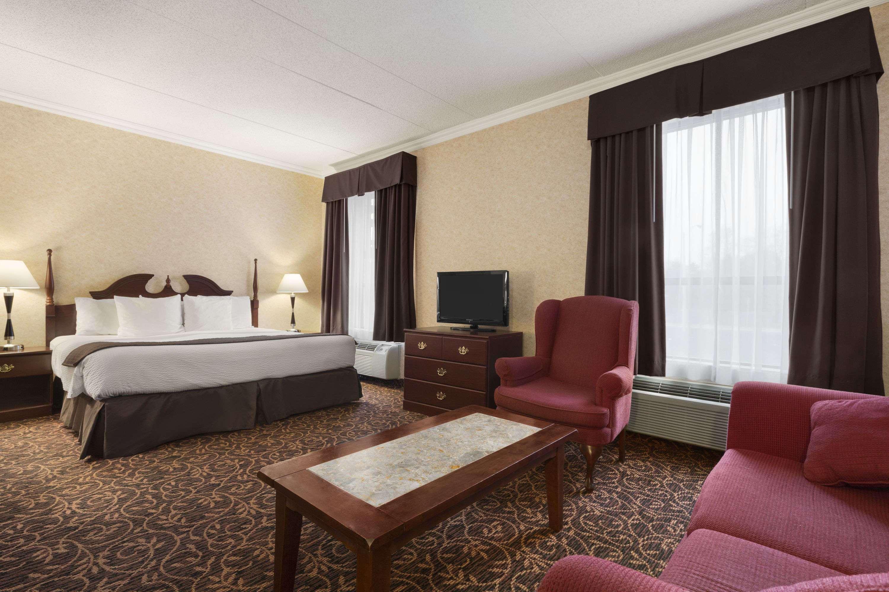 Days Inn By Wyndham Toronto East Lakeview Екстериор снимка