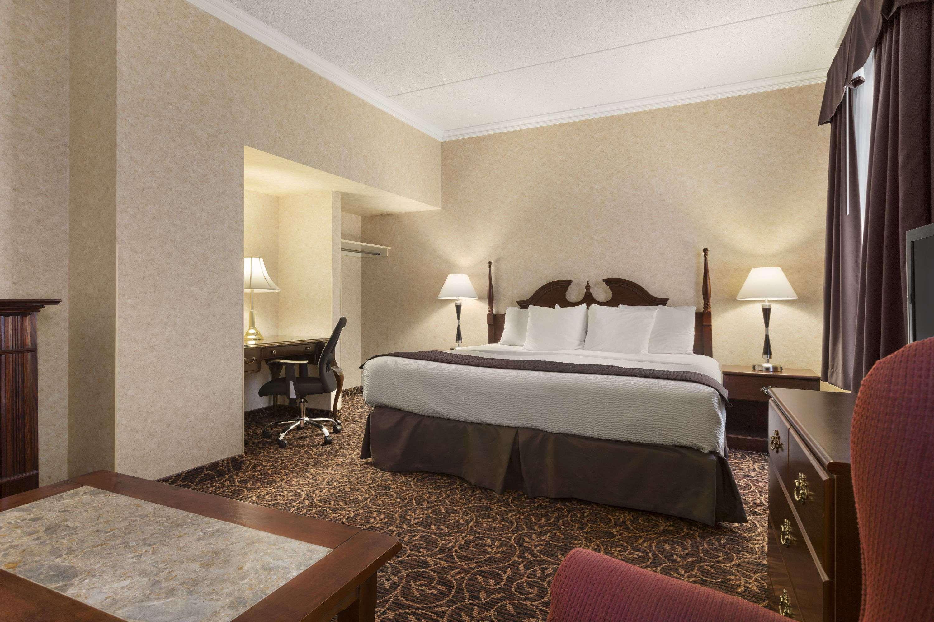 Days Inn By Wyndham Toronto East Lakeview Екстериор снимка