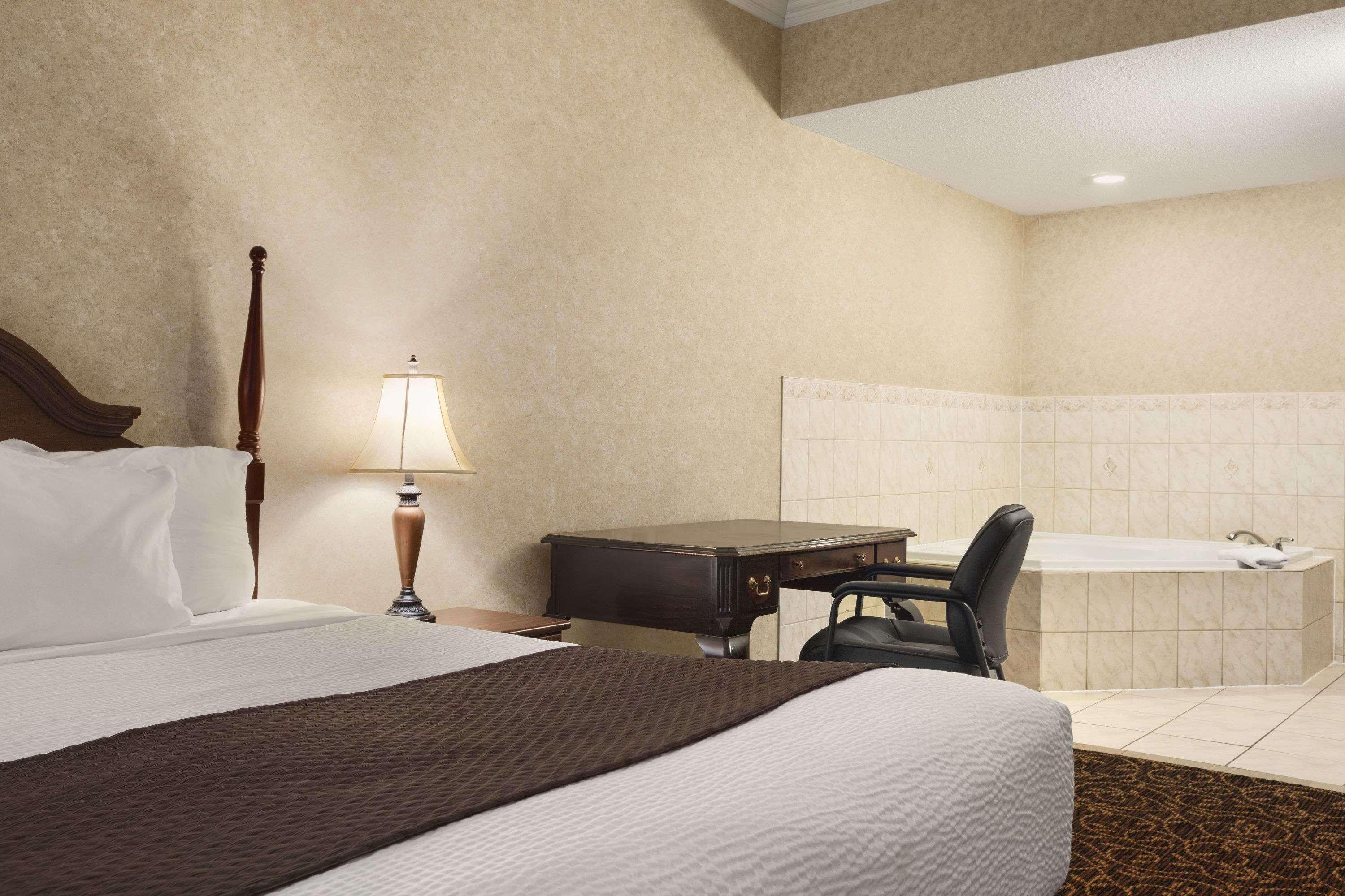 Days Inn By Wyndham Toronto East Lakeview Екстериор снимка