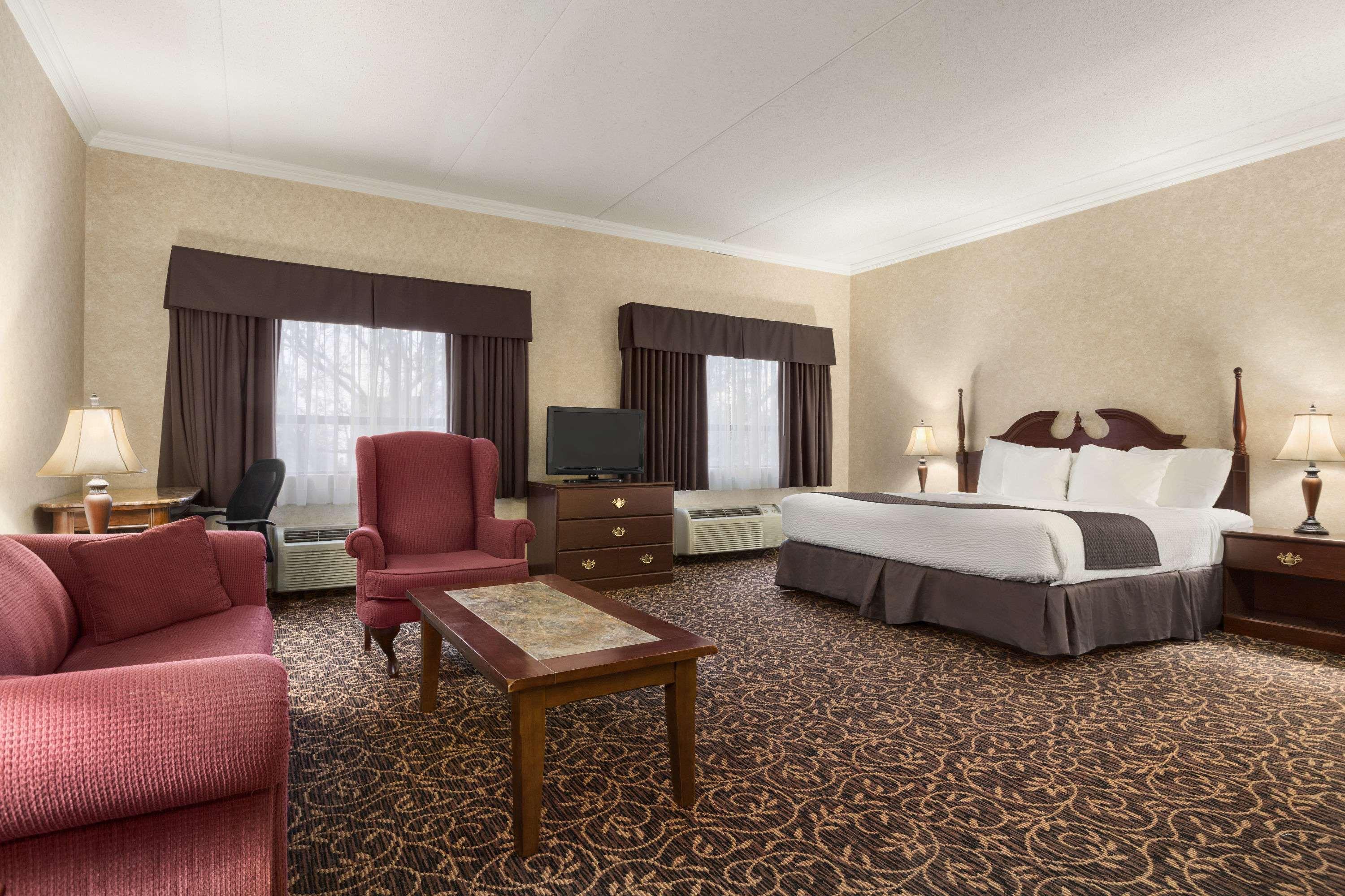 Days Inn By Wyndham Toronto East Lakeview Екстериор снимка