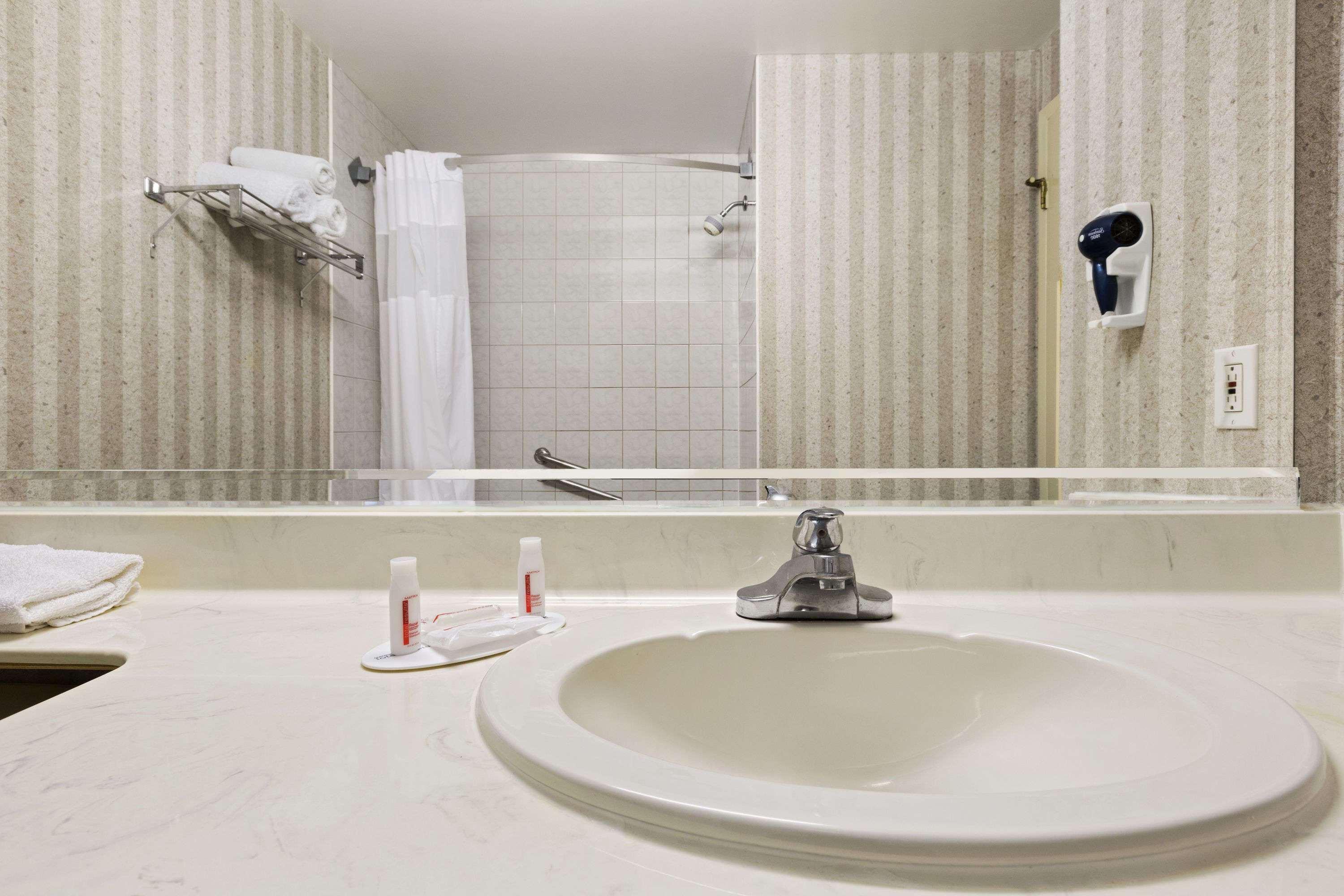 Days Inn By Wyndham Toronto East Lakeview Екстериор снимка