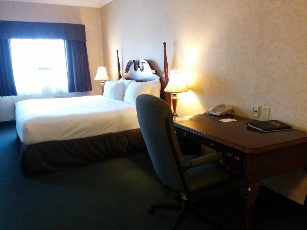 Days Inn By Wyndham Toronto East Lakeview Екстериор снимка