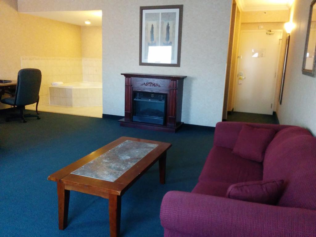 Days Inn By Wyndham Toronto East Lakeview Екстериор снимка