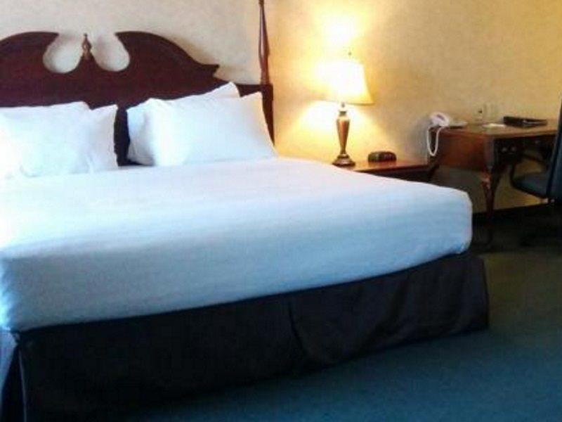Days Inn By Wyndham Toronto East Lakeview Екстериор снимка