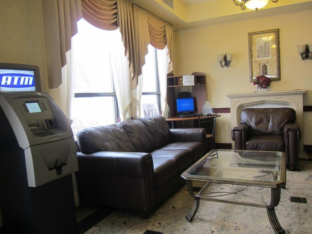 Days Inn By Wyndham Toronto East Lakeview Екстериор снимка