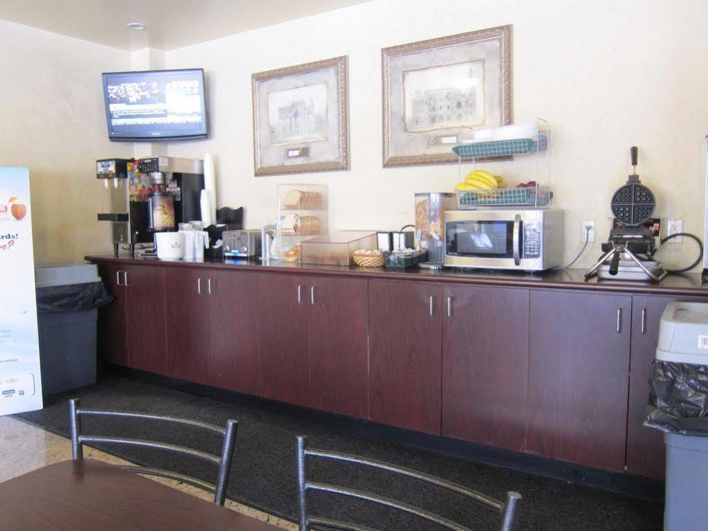 Days Inn By Wyndham Toronto East Lakeview Екстериор снимка