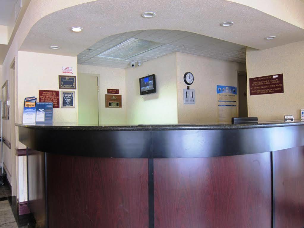 Days Inn By Wyndham Toronto East Lakeview Екстериор снимка
