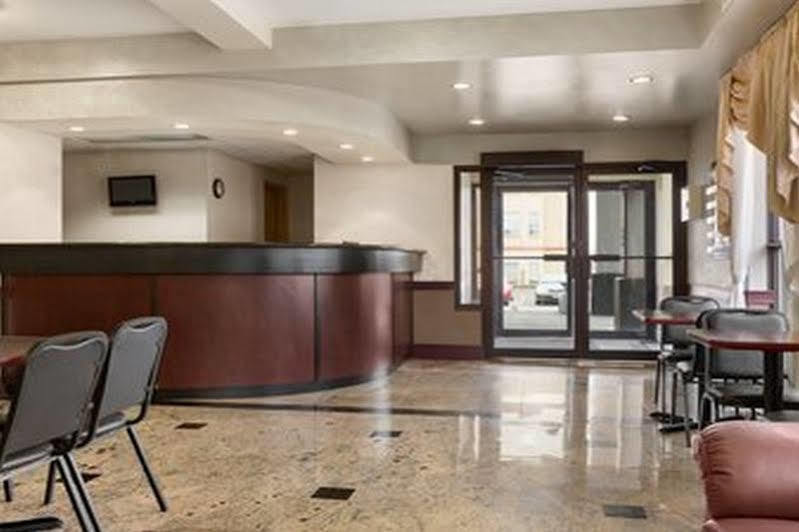Days Inn By Wyndham Toronto East Lakeview Екстериор снимка