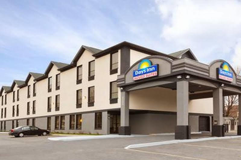 Days Inn By Wyndham Toronto East Lakeview Екстериор снимка