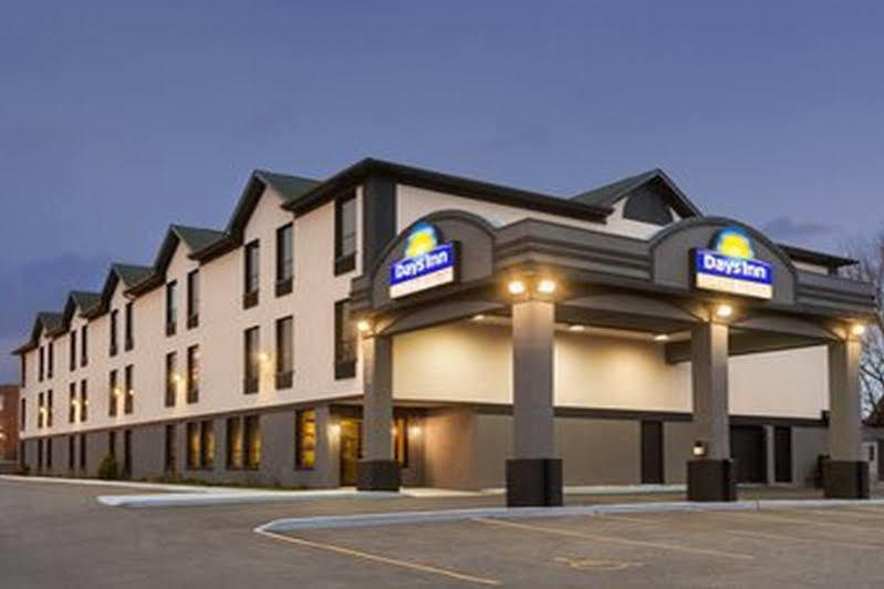 Days Inn By Wyndham Toronto East Lakeview Екстериор снимка
