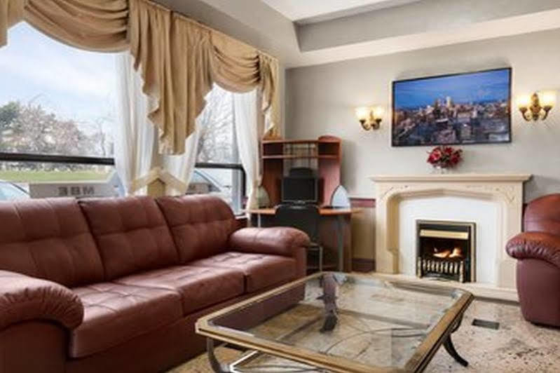 Days Inn By Wyndham Toronto East Lakeview Екстериор снимка