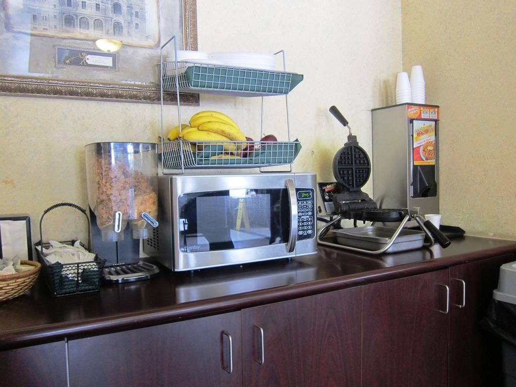 Days Inn By Wyndham Toronto East Lakeview Екстериор снимка