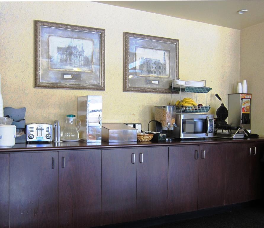 Days Inn By Wyndham Toronto East Lakeview Екстериор снимка